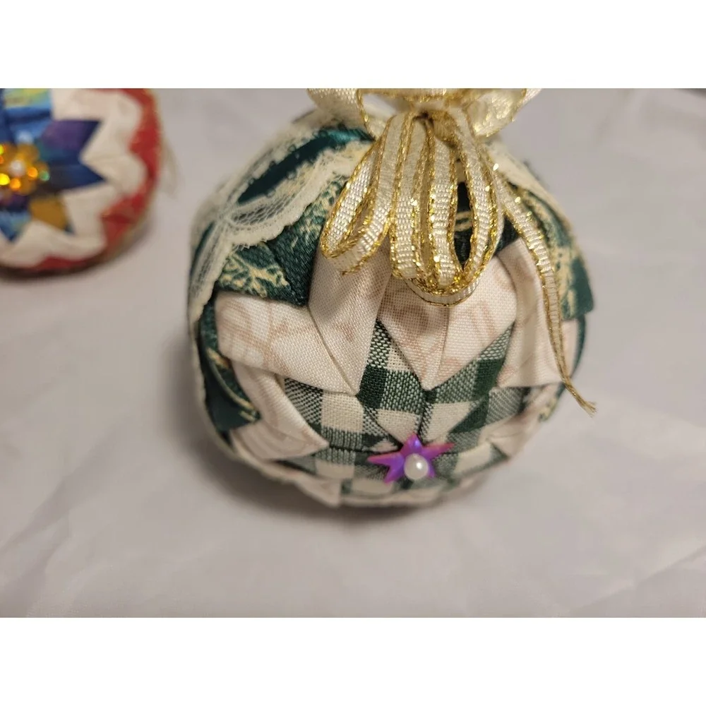 HANDMADE FABRIC FOLDED Quilted‎ HOLIDAY RIBBON CHRISTMAS ORNAMENT BALL Set of 6
